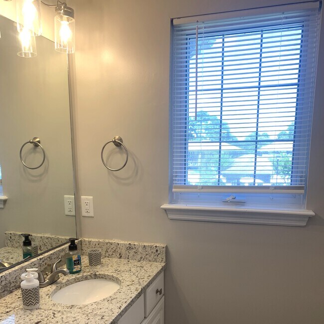 Building Photo - 500 Willow Green Dr
