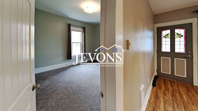 Building Photo - Charming 3-bedroom home with fenced backya...