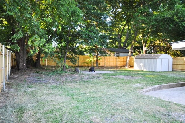 Building Photo - 114 Yates St