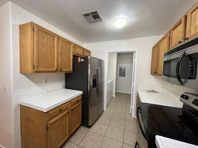 Building Photo - Fantastic 2 Bedroom Condo with Attached Ga...
