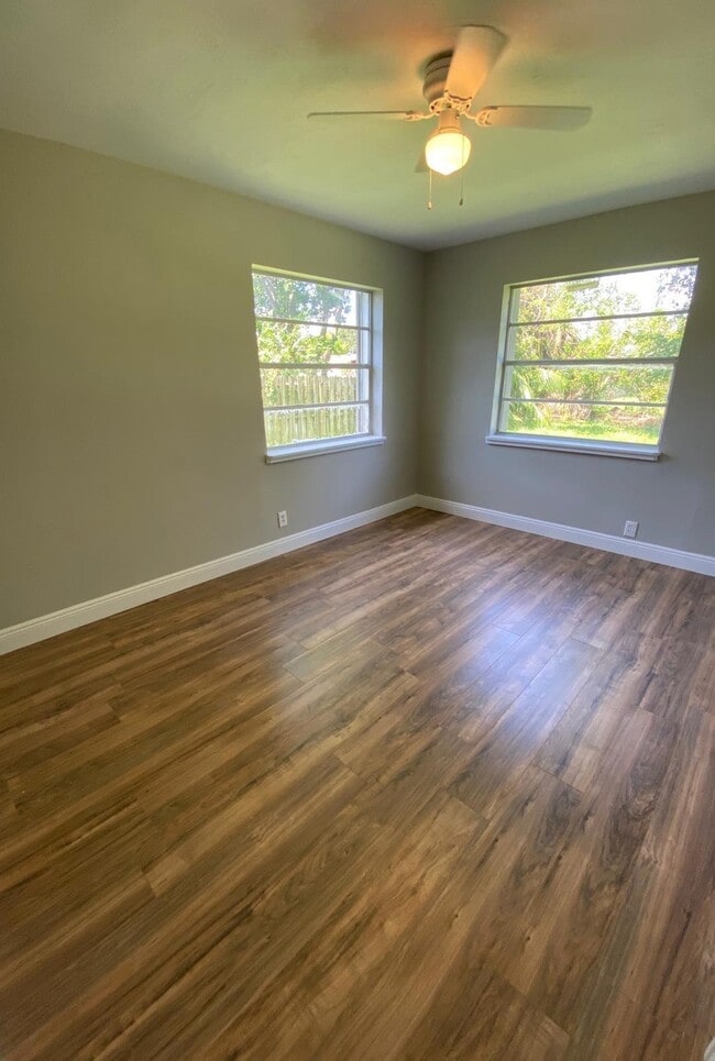 Building Photo - 114 SW 7th Ave