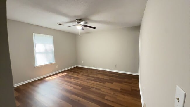 Building Photo - Updated 2 Bedroom Unit!