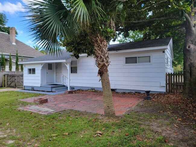 Building Photo - Beautiful cottage in East Hill area!