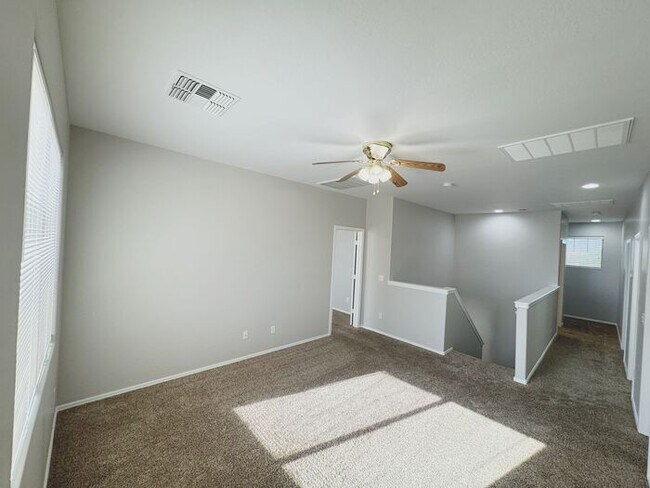 Building Photo - MOVE IN SPECILAS!! 5BD 3BA IN JOHNSON RANC...