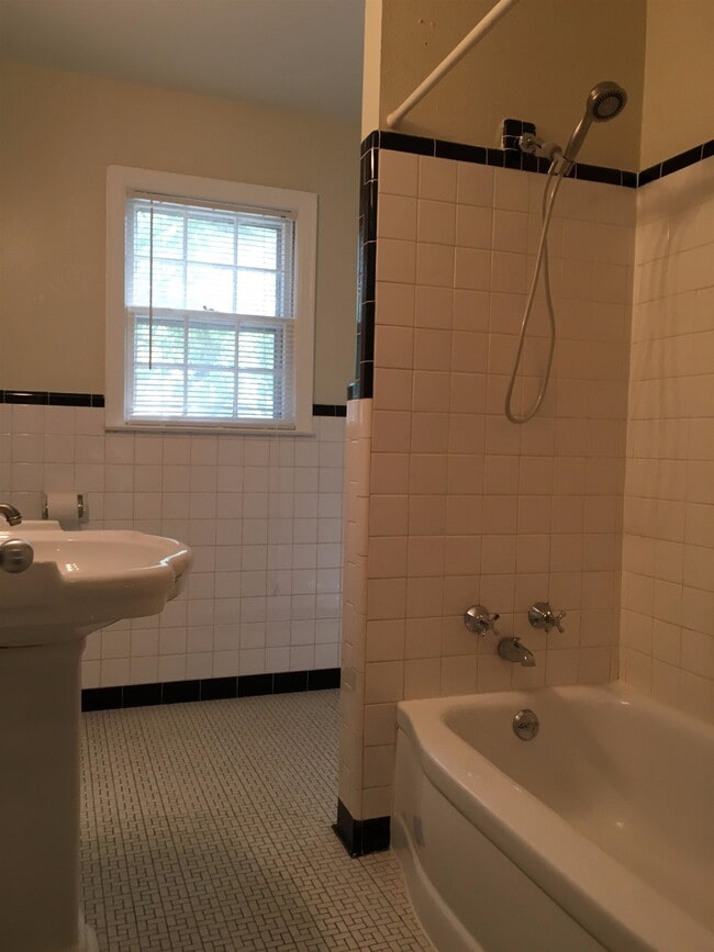 Building Photo - 4197 Woodcrest Dr