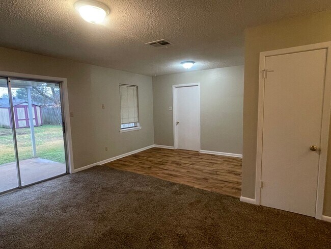 Building Photo - Don’t Miss Out! Move in Ready!