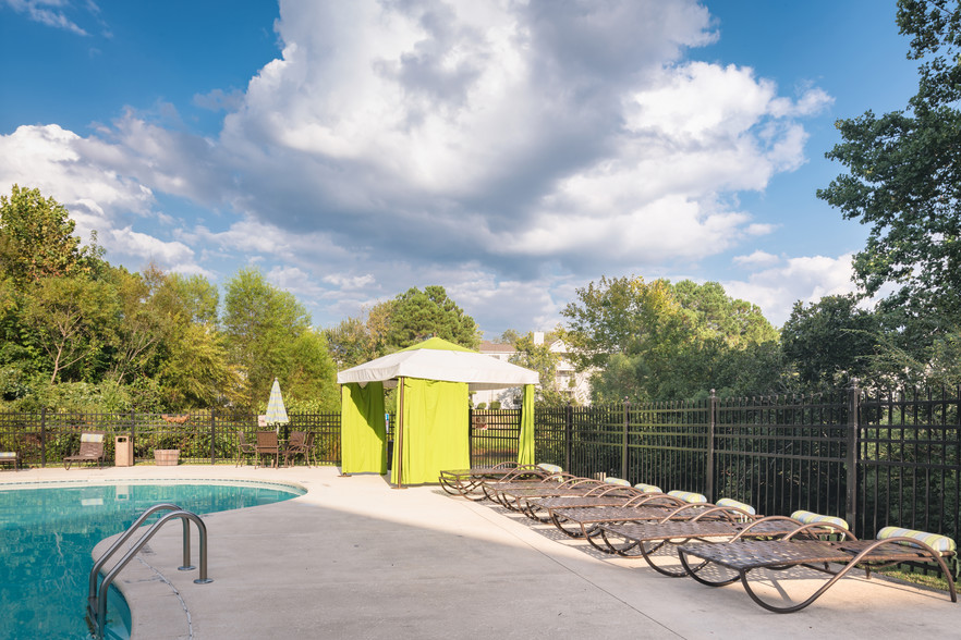 Poolside Lounge - Kings Pointe Apartments