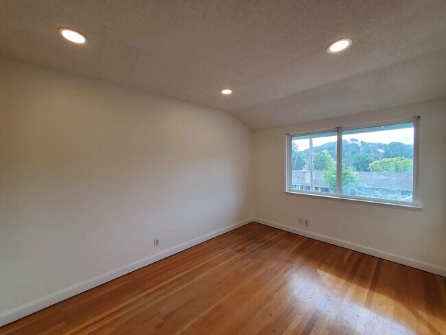 Building Photo - Mont Marin 4x3 home with bedroom suites on...