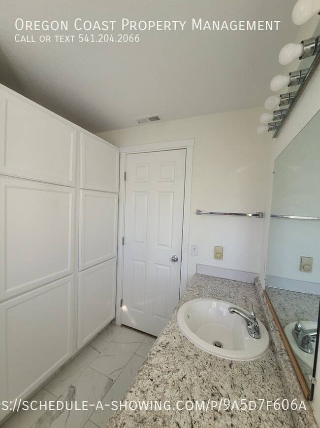 Building Photo - 1135 SE Oar Ave