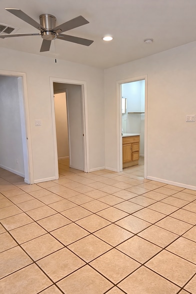 Master bedroom - 715 W 18th St