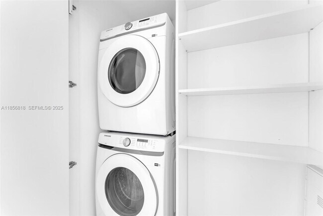 Building Photo - 700 NE 24th St