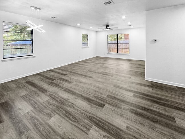 Building Photo - 513 Manor Dr