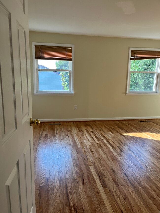 Building Photo - 2 Wimbledon Ln