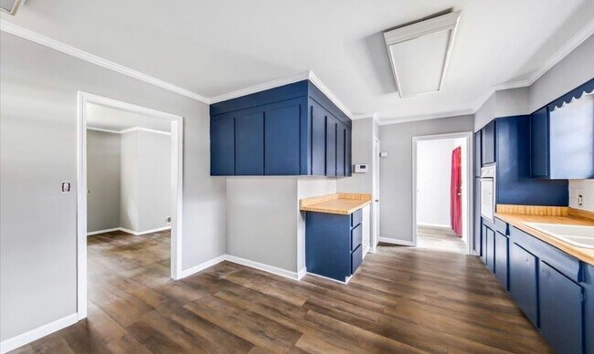 Building Photo - 2363 Robin Hood Rd