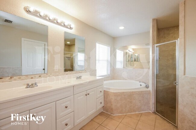 Building Photo - 652 Keller St E