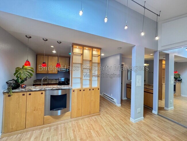 Building Photo - 1625 Hotel Cir S