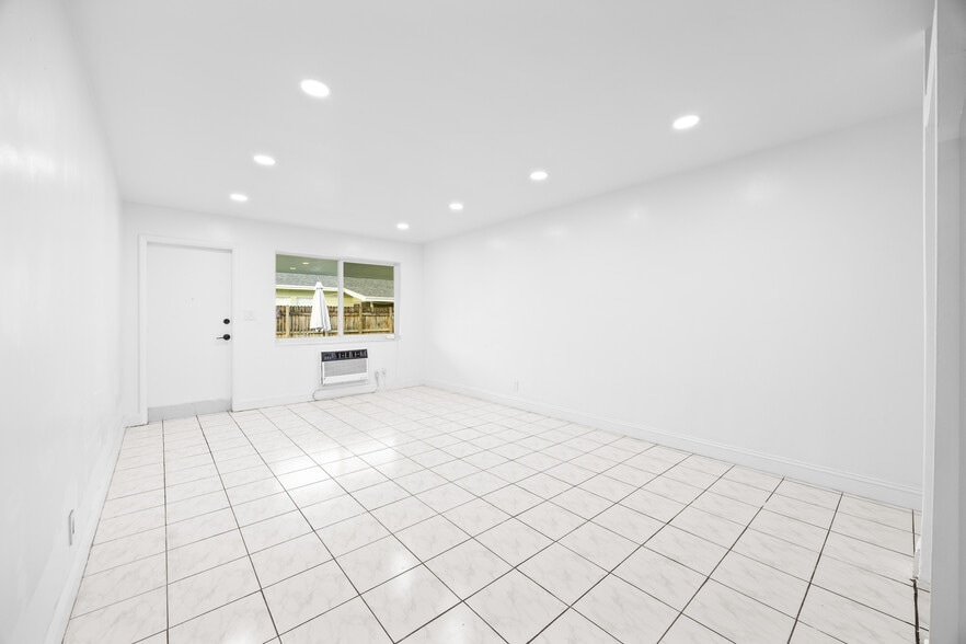 Building Photo - 411 SE 3rd Ave