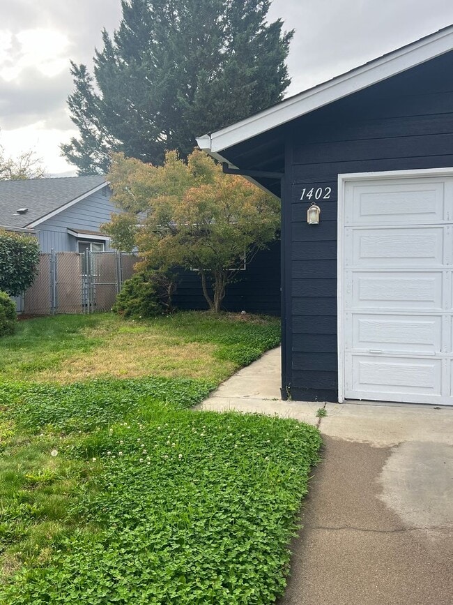 Building Photo - 1400-1402 SW Kokanee Ln