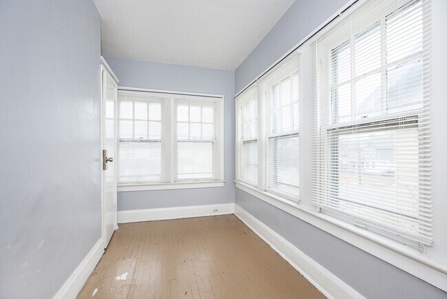 Building Photo - 2827 Avondale Ave