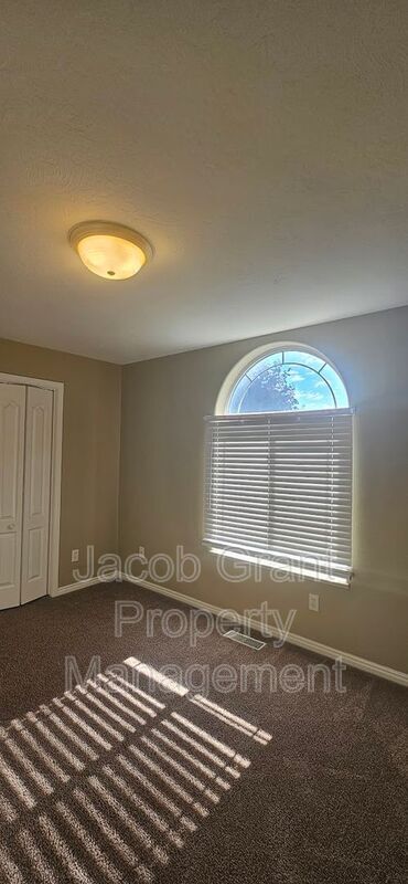 Building Photo - 3314 Woodside Dr