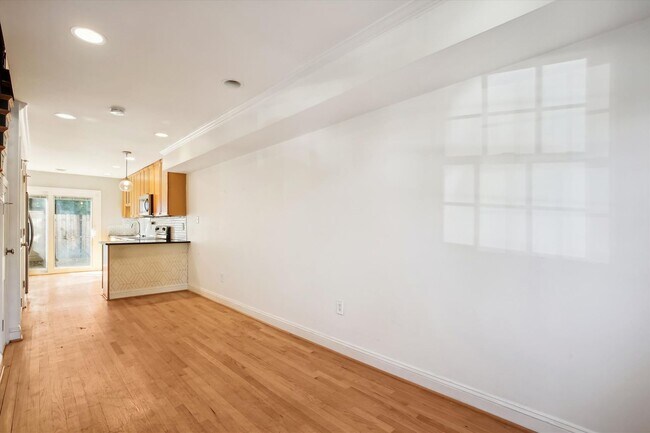 Building Photo - Spiffy 3 Bedroom, 2 Full Bathroom Rowhome just steps from Lincoln Park!!