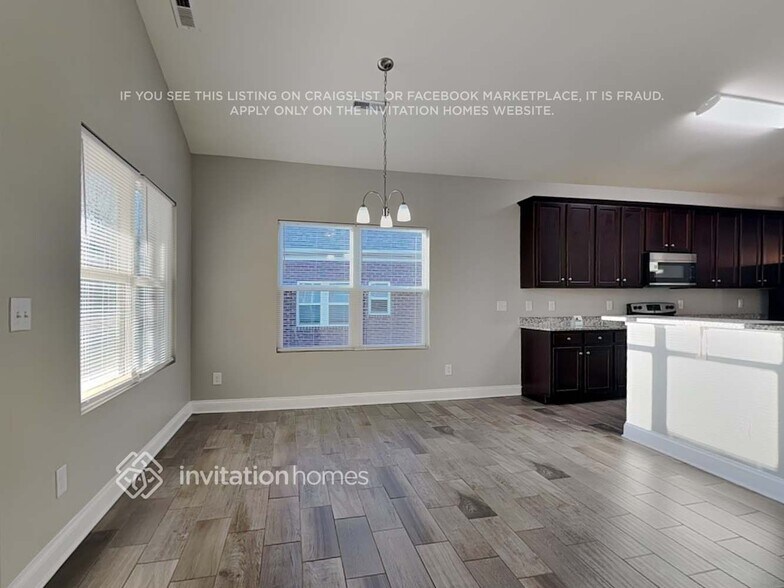 Building Photo - 2813 Santiago Circle