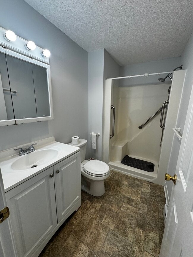 Building Photo - Bright & Spacious Condo in North Medford