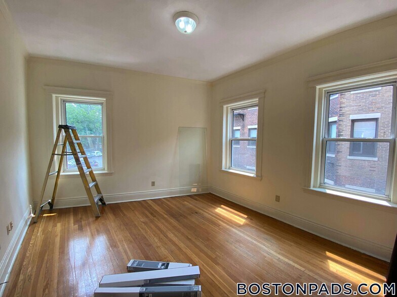 Building Photo - 106 Queensberry St