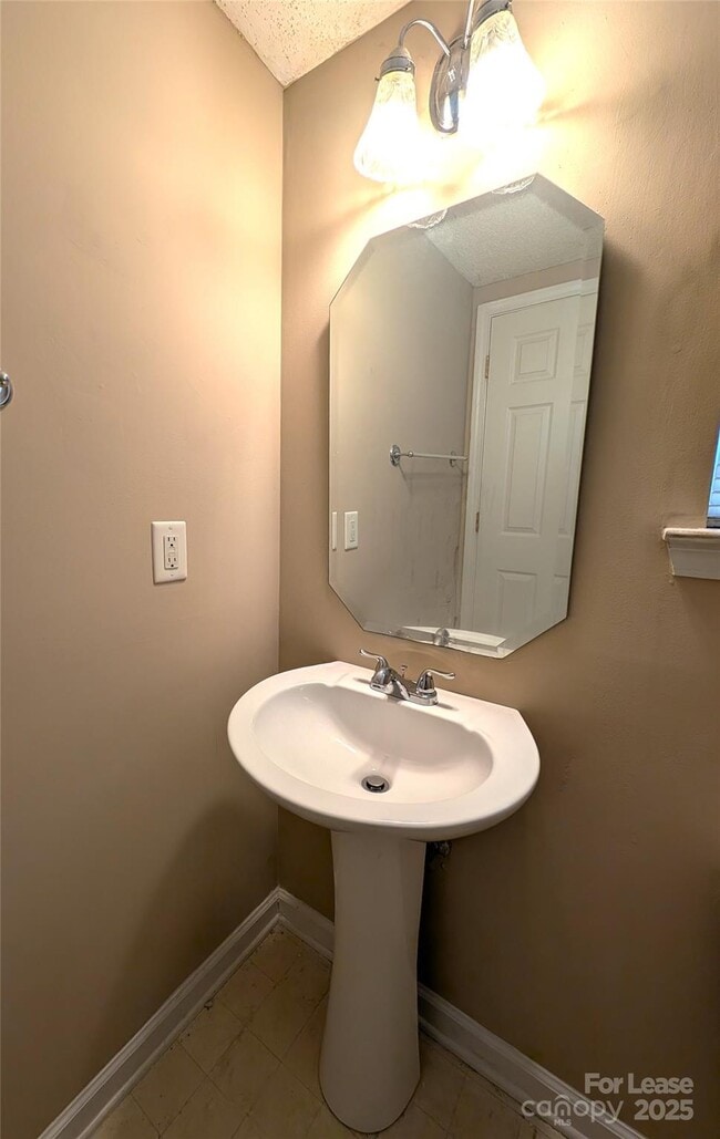 Building Photo - 144 W Walnut Ave