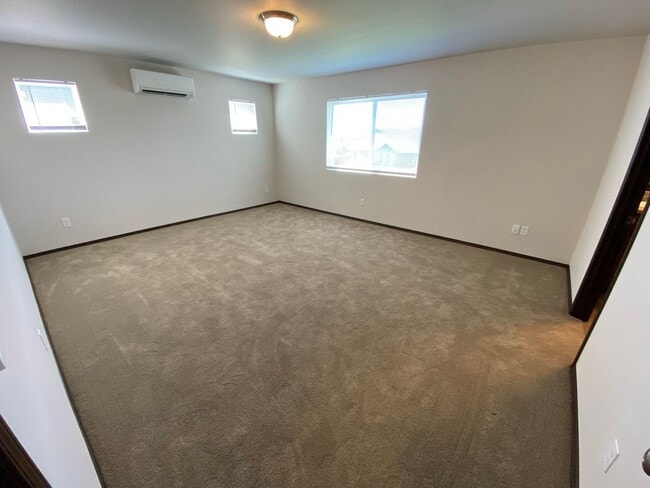 Building Photo - Newer, Spacious 5 Bedroom 3 Bed House!