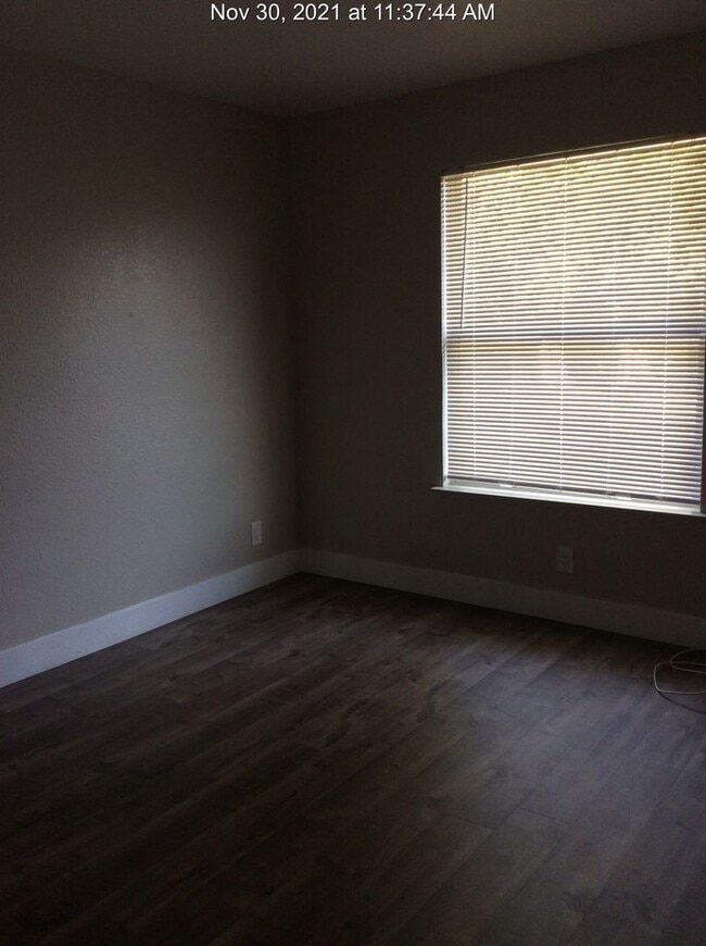 Building Photo - Comfortable Living in a Well-Sized 2-Bed, 2-Bath Home