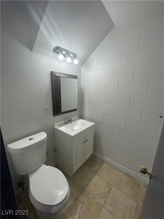 Building Photo - 700 E Nelson Ave