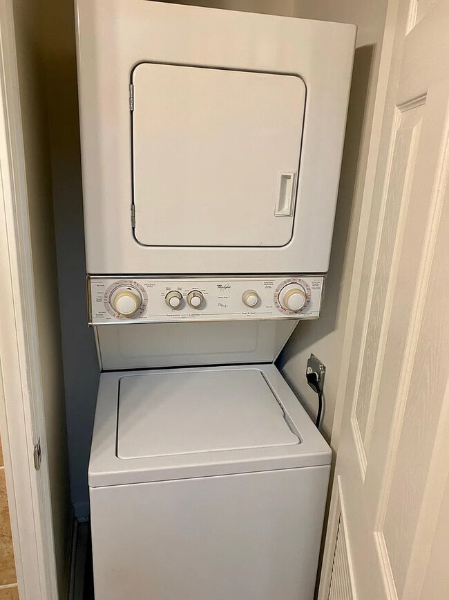 Building Photo - 1024 W Leland Ave