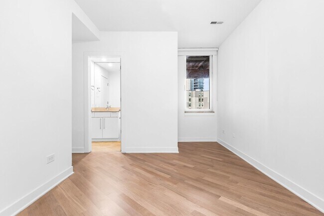 Building Photo - 914 W Hubbard St