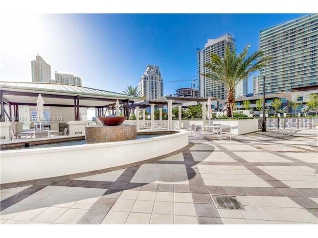 Building Photo - 999 SW 1st Ave