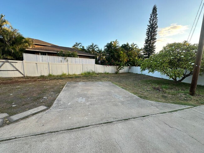 Building Photo - 390 Auhana Rd