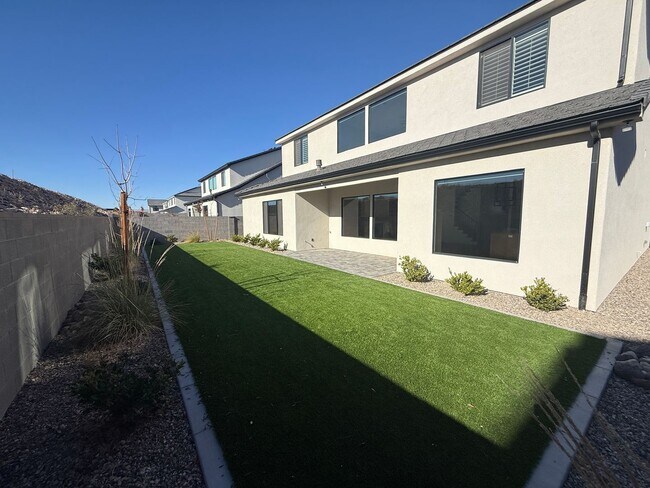 Building Photo - Gorgeous 5 bed 3.5 bath in Desert Canyons