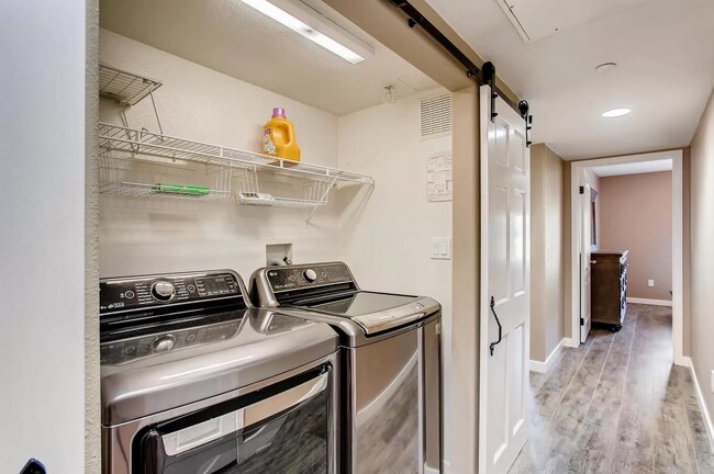 Building Photo - Furnished large and modern condo