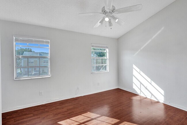 Building Photo - 2884 S Cambridge Ln