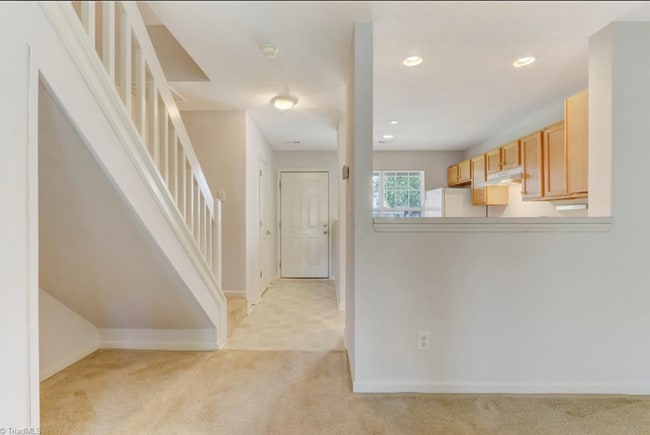 Building Photo - Amazing 2 bedroom 2.5 bathroom townhouse i...