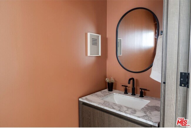 Building Photo - 843 Mariposa Ave