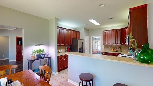 Building Photo - 1067 E Poplar St