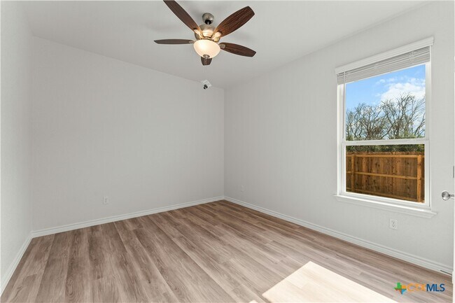 Building Photo - 1118 B Zora Dr