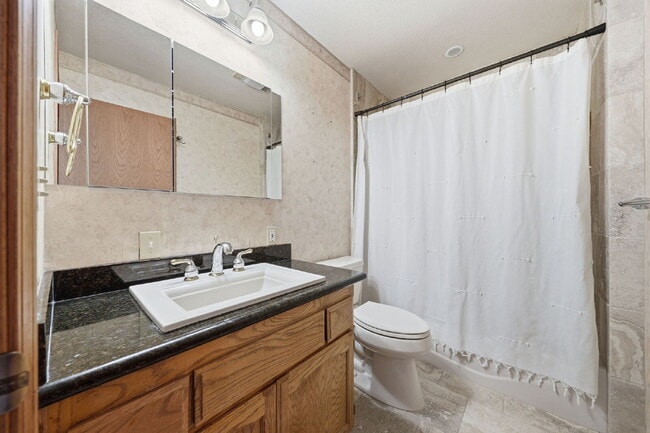 Building Photo - Beautiful Executive Level Rental on Golf Course