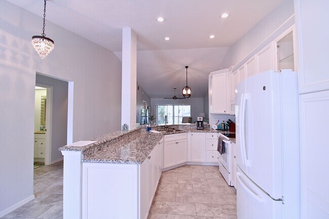 Building Photo - FURNISHED LONG TERM OR SEASONAL RENTAL WALKING DISTANCE TO MERCATO