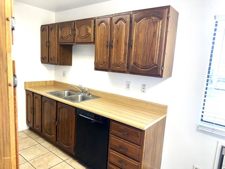 Building Photo - 10777 Walnut St