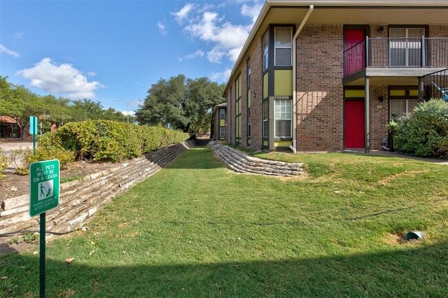 Building Photo - 7685 Northcross Dr