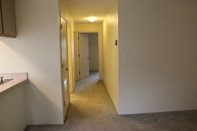 Building Photo - Up Coming - 2 bedroom/2 bath Condo!