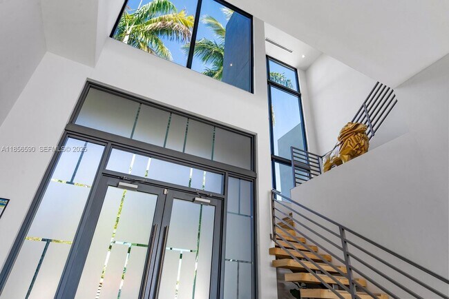 Building Photo - 2700 NE 18th St