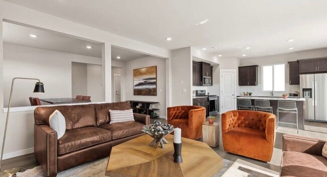 Building Photo - Modern 5 Bed Home
